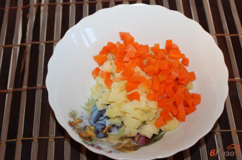Фото приготовление рецепта: Салат из крабовых палочек с кукурузой и копченой куриной грудкой шаг №2