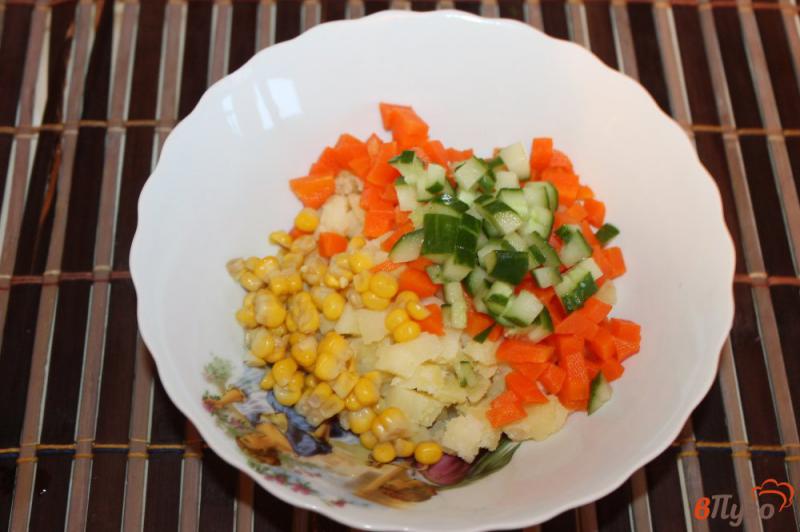 Фото приготовление рецепта: Салат из крабовых палочек с кукурузой и копченой куриной грудкой шаг №3