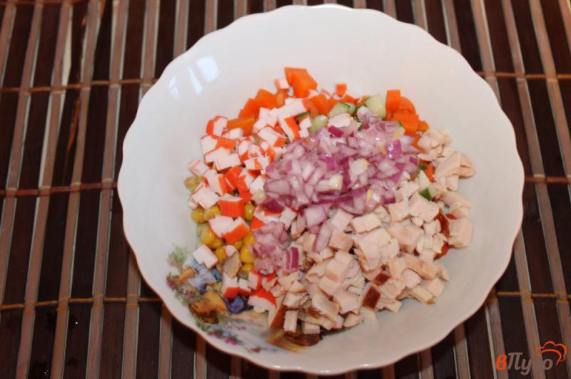 Фото приготовление рецепта: Салат из крабовых палочек с кукурузой и копченой куриной грудкой шаг №5