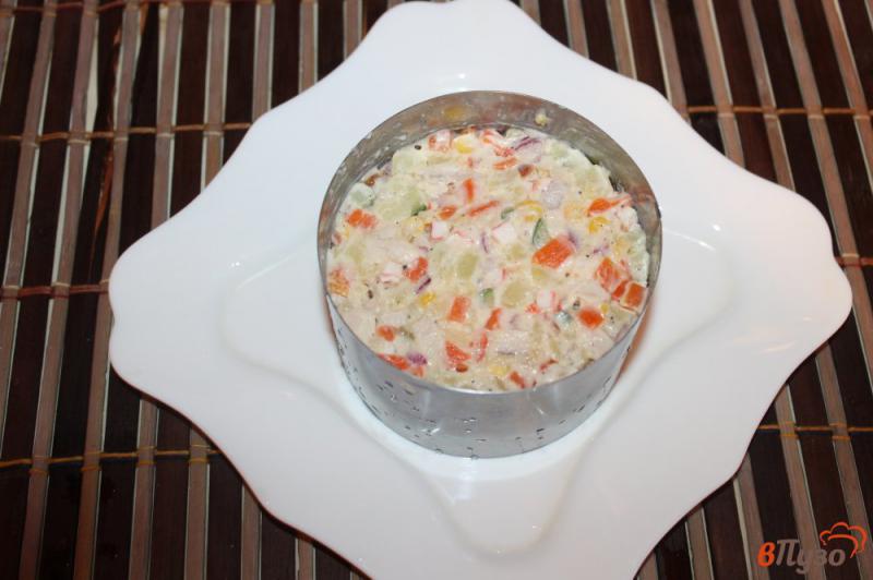 Фото приготовление рецепта: Салат из крабовых палочек с кукурузой и копченой куриной грудкой шаг №7