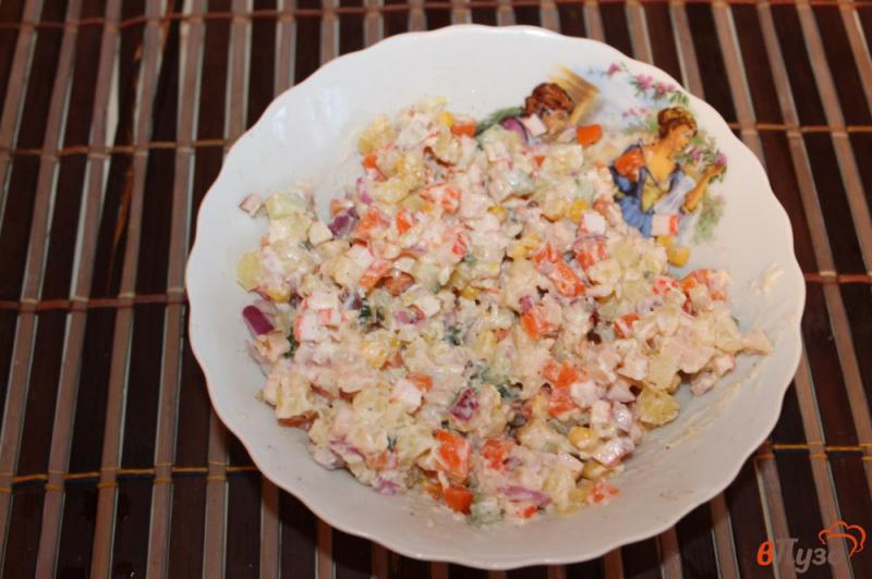 Фото приготовление рецепта: Салат из крабовых палочек с кукурузой и копченой куриной грудкой шаг №6
