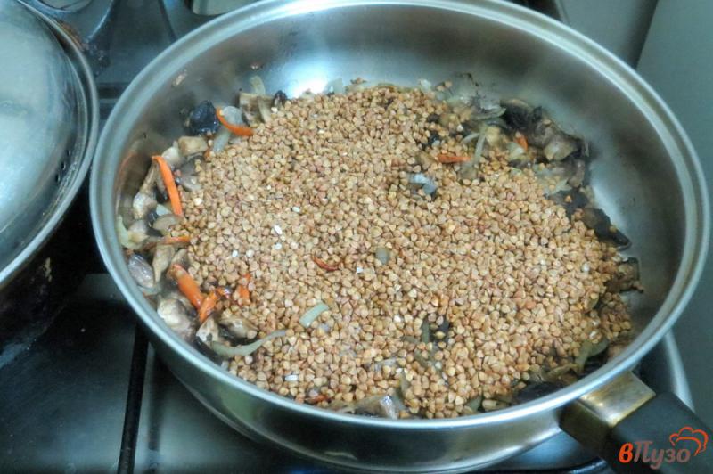 Фото приготовление рецепта: Гречка с грибами на сковороде шаг №4