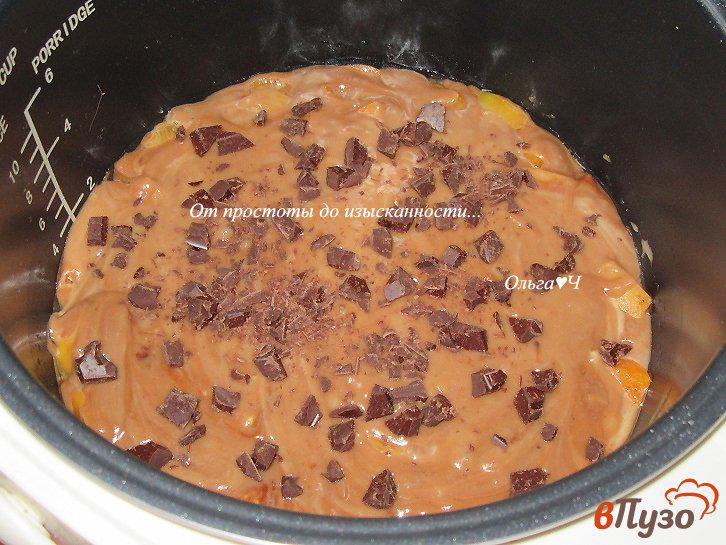 Фото приготовление рецепта: Пирог с шоколадом, абрикосами и грецкими орехами шаг №5