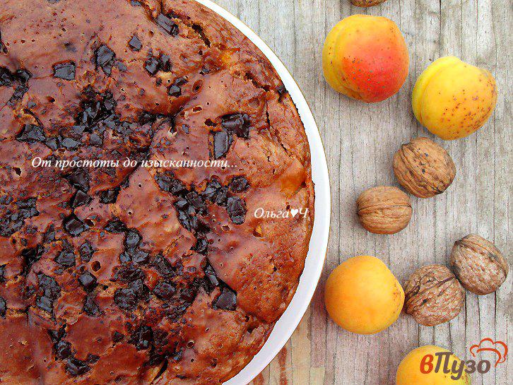 Фото приготовление рецепта: Пирог с шоколадом, абрикосами и грецкими орехами шаг №6