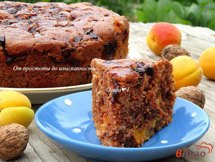 Фото приготовление рецепта: Пирог с шоколадом, абрикосами и грецкими орехами шаг №7