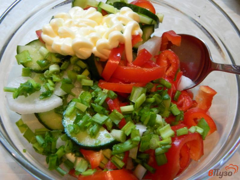 Фото приготовление рецепта: Салат из дайкона с болгарским перцем и огурцом шаг №4