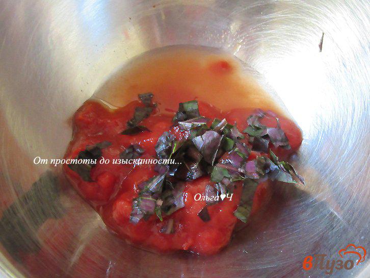 Фото приготовление рецепта: Пангасиус, запеченный в томатном соусе с базиликом шаг №2