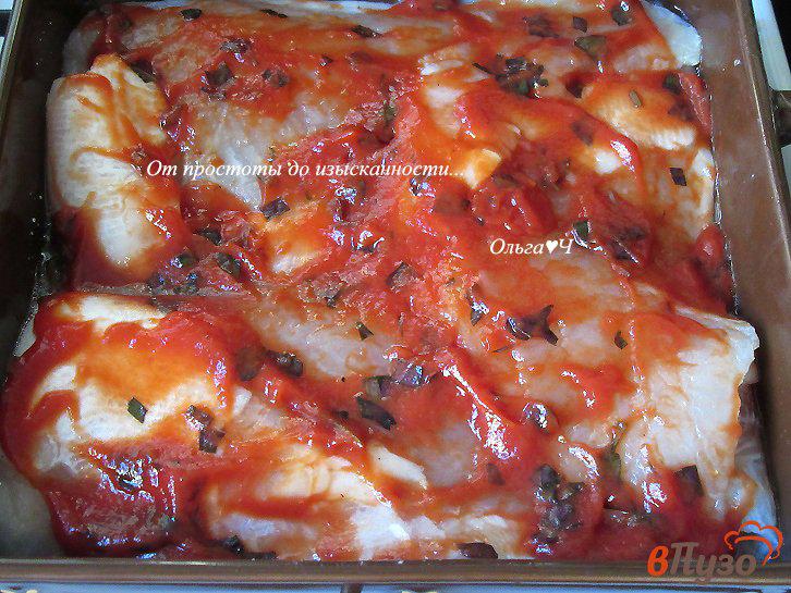 Фото приготовление рецепта: Пангасиус, запеченный в томатном соусе с базиликом шаг №4
