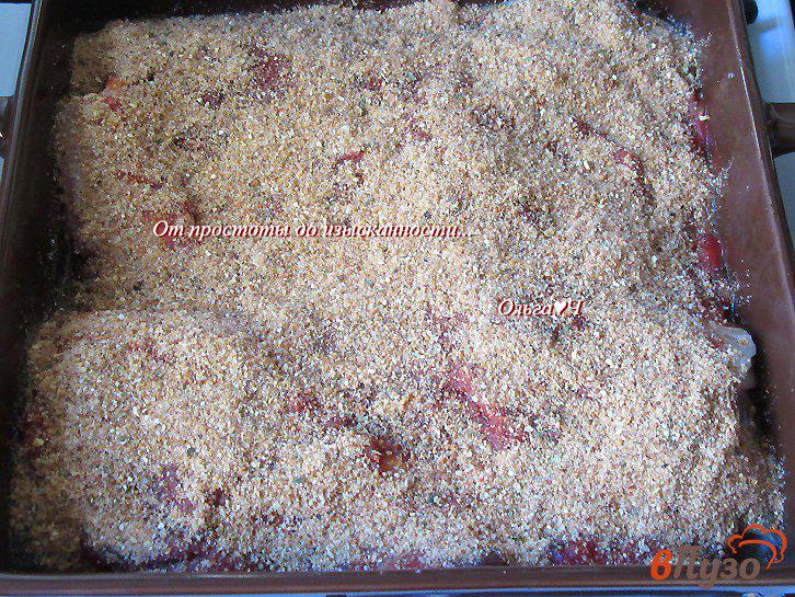 Фото приготовление рецепта: Пангасиус, запеченный в томатном соусе с базиликом шаг №5