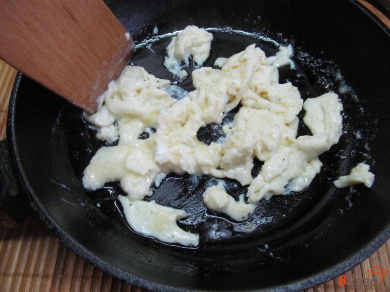 Фото приготовление рецепта: Табуле салат с яичным скрэмблом шаг №3