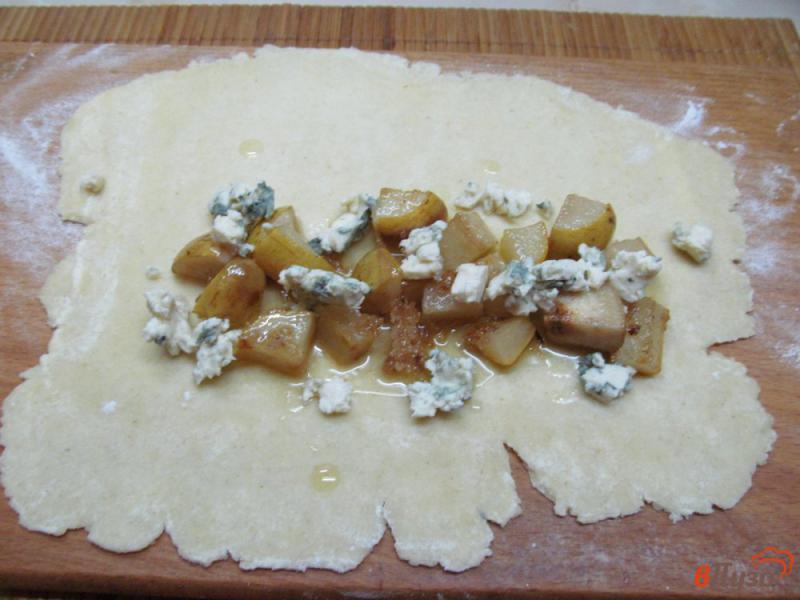 Фото приготовление рецепта: Грушевый штрудель с голубым сыром шаг №3