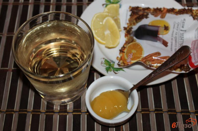 Фото приготовление рецепта: Глинтвейн из белого вина с лимоном и корицей шаг №1