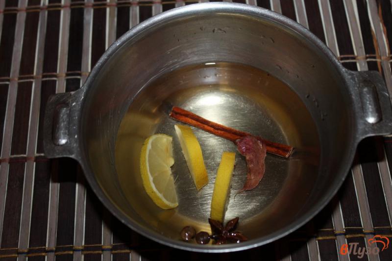 Фото приготовление рецепта: Глинтвейн из белого вина с лимоном и корицей шаг №2