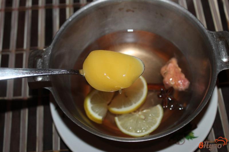 Фото приготовление рецепта: Глинтвейн из белого вина с лимоном и корицей шаг №3