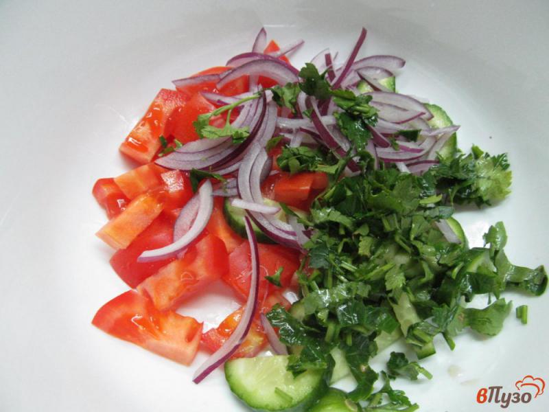 Фото приготовление рецепта: Салат из помидора оливок с сыром шаг №2