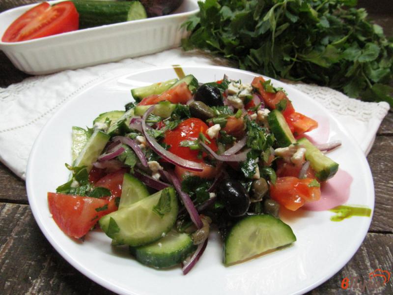 Фото приготовление рецепта: Салат из помидора оливок с сыром шаг №5