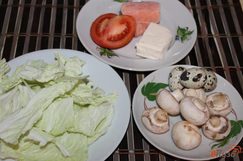 Фото приготовление рецепта: Салат из пекинской капусты с перепелиными яйцами, грибами и семгой шаг №1