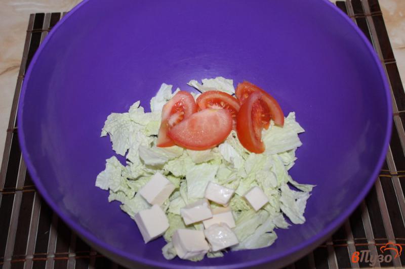 Фото приготовление рецепта: Салат из пекинской капусты с перепелиными яйцами, грибами и семгой шаг №4