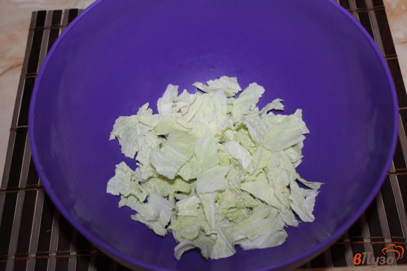 Фото приготовление рецепта: Салат из пекинской капусты с перепелиными яйцами, грибами и семгой шаг №3