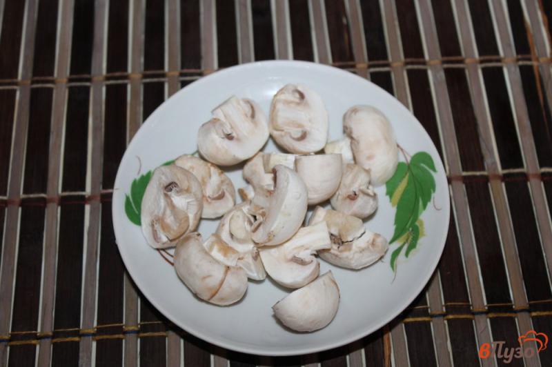 Фото приготовление рецепта: Салат из пекинской капусты с перепелиными яйцами, грибами и семгой шаг №2