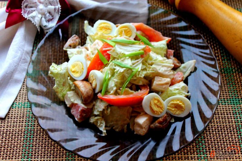 Фото приготовление рецепта: Салат из пекинской капусты с перепелиными яйцами, грибами и семгой шаг №8
