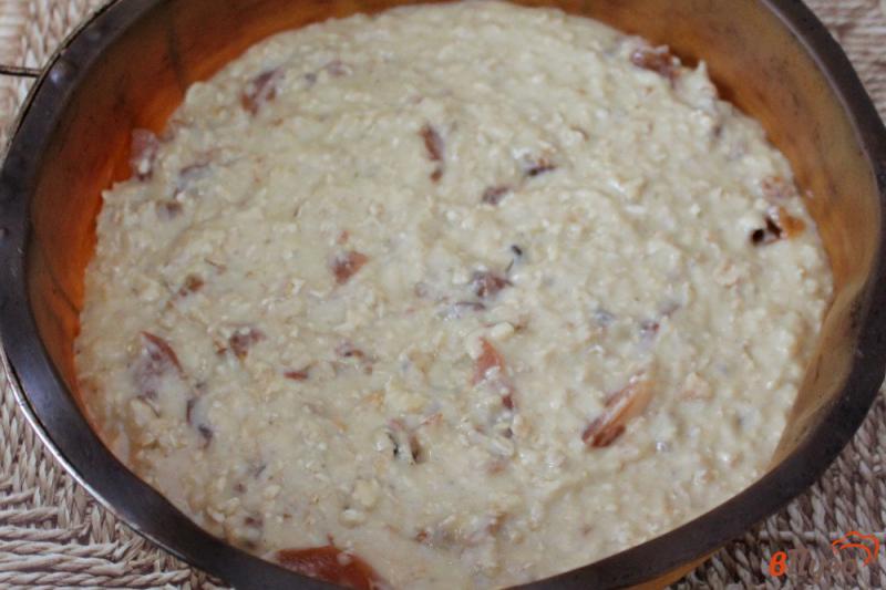 Фото приготовление рецепта: Овсяный пирог со сладкой грушей и орехами шаг №6
