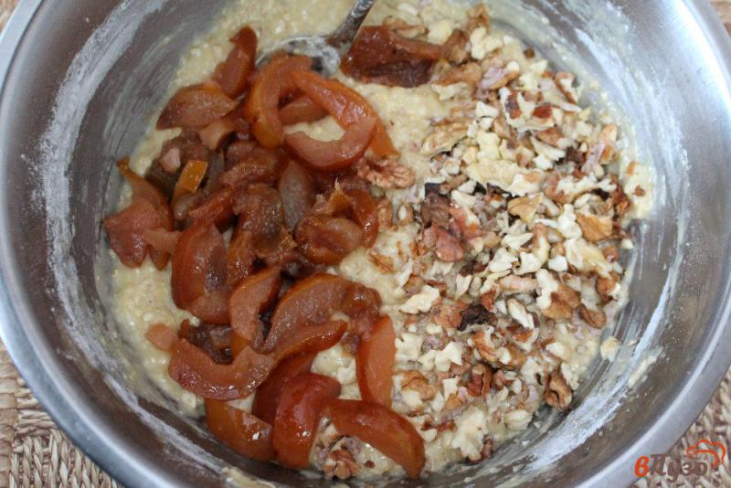 Фото приготовление рецепта: Овсяный пирог со сладкой грушей и орехами шаг №5