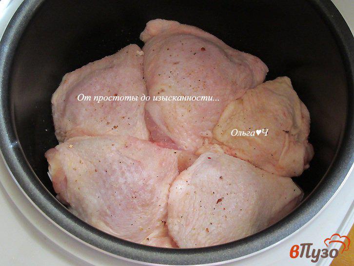 Фото приготовление рецепта: Курица в томатном соусе с базиликом и мятой шаг №3