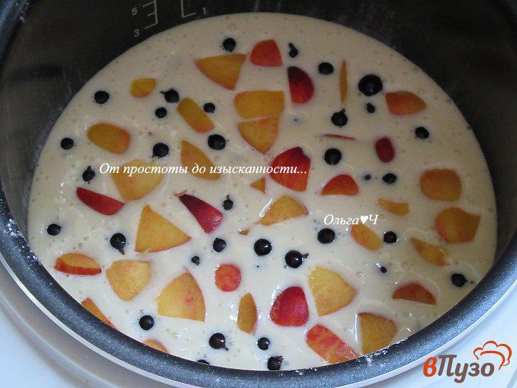 Фото приготовление рецепта: Пирог с нектарином и черной смородиной шаг №3