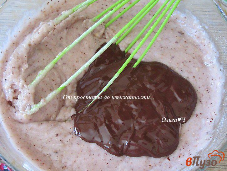 Фото приготовление рецепта: Шоколадный кекс с черной смородиной и фундуком шаг №3