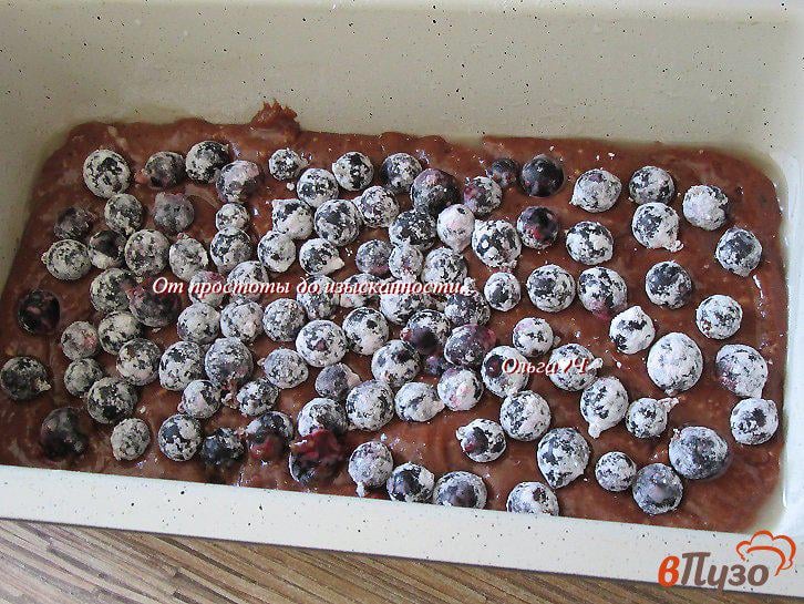 Фото приготовление рецепта: Шоколадный кекс с черной смородиной и фундуком шаг №4