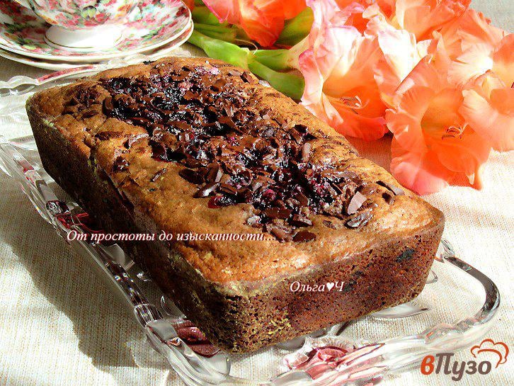Фото приготовление рецепта: Шоколадный кекс с черной смородиной и фундуком шаг №7