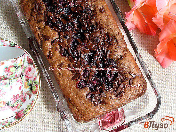 Фото приготовление рецепта: Шоколадный кекс с черной смородиной и фундуком шаг №6