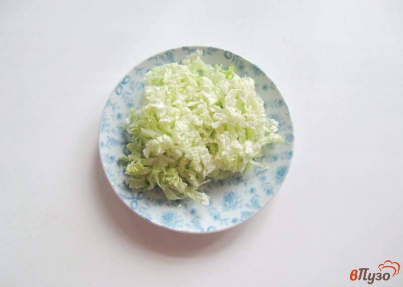 Фото приготовление рецепта: Салат с пекинской капустой и зеленым горошком шаг №1