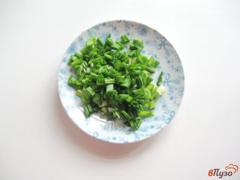Фото приготовление рецепта: Салат с пекинской капустой и зеленым горошком шаг №4