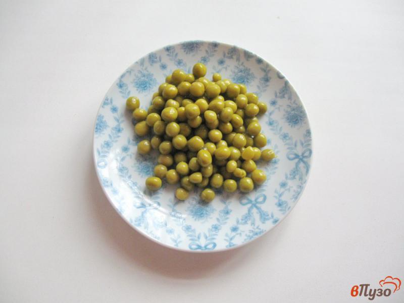 Фото приготовление рецепта: Салат с пекинской капустой и зеленым горошком шаг №6