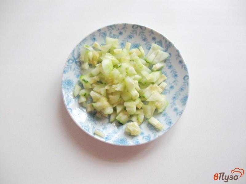 Фото приготовление рецепта: Салат с пекинской капустой и зеленым горошком шаг №5