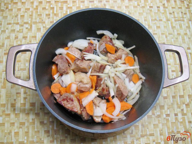 Фото приготовление рецепта: Жаркое из свинины с черносливом шаг №3