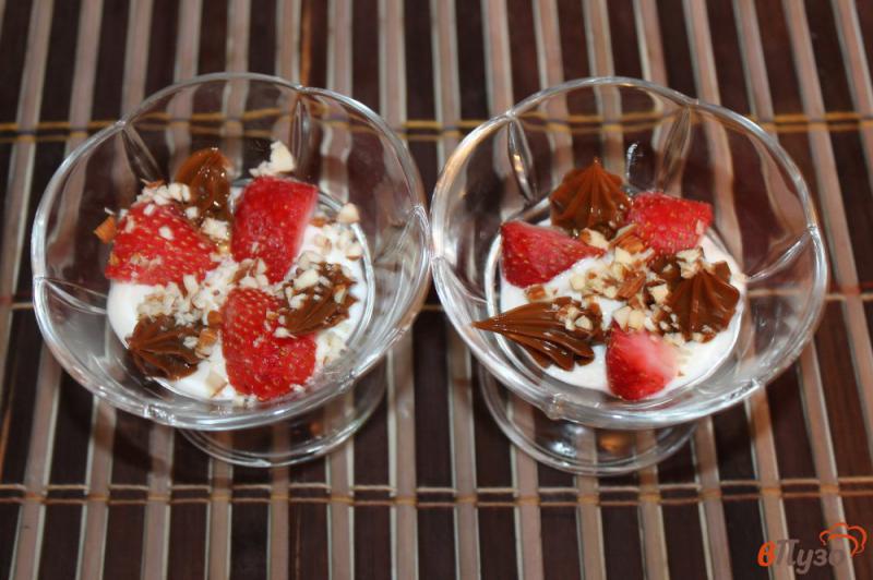 Фото приготовление рецепта: Творожный десерт с клубникой и миндалем шаг №3