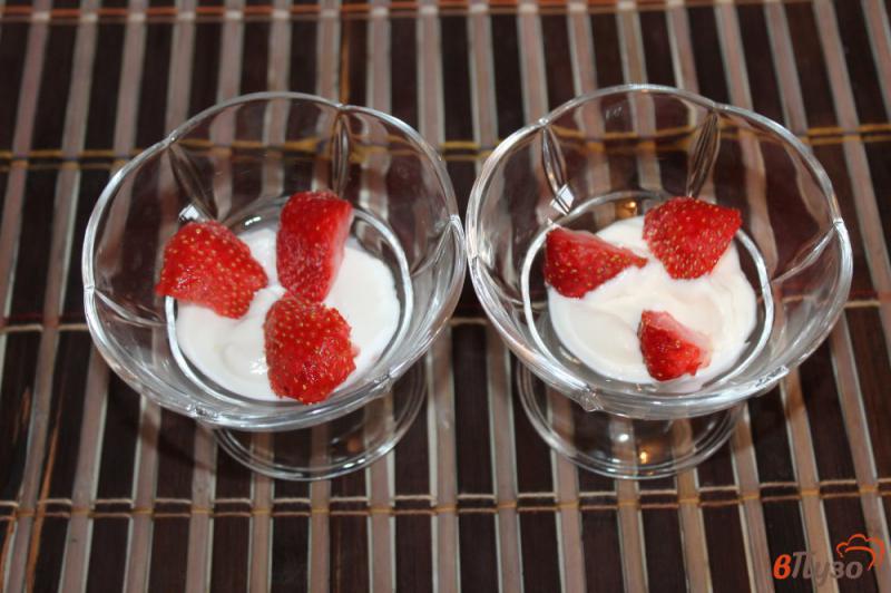 Фото приготовление рецепта: Творожный десерт с клубникой и миндалем шаг №2