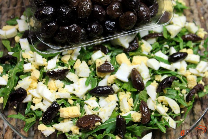 Фото приготовление рецепта: Салат из рукколы с оливками и моцареллой шаг №3