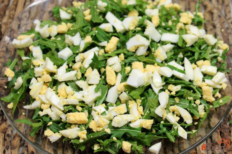 Фото приготовление рецепта: Салат из рукколы с оливками и моцареллой шаг №2