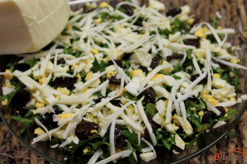 Фото приготовление рецепта: Салат из рукколы с оливками и моцареллой шаг №4