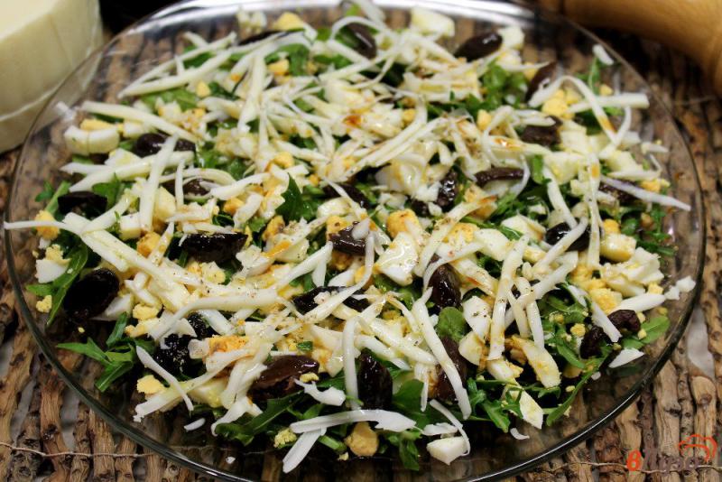 Фото приготовление рецепта: Салат из рукколы с оливками и моцареллой шаг №5