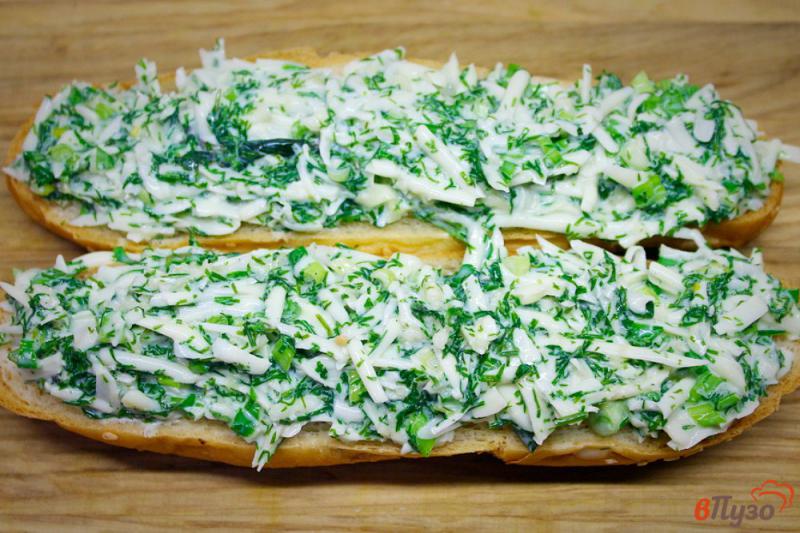 Фото приготовление рецепта: Горячие бутерброды с моцареллой и зеленью шаг №5