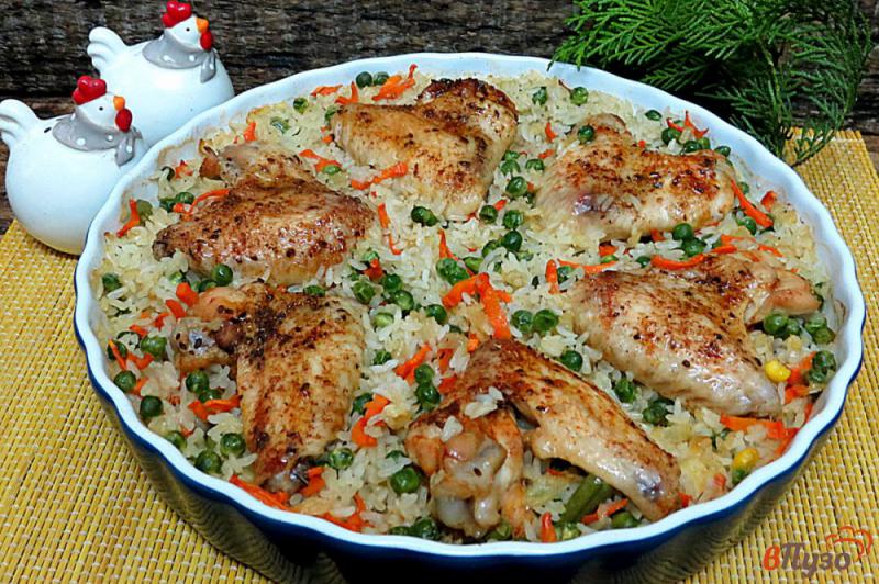 Фото приготовление рецепта: Рис с куриными крылышками и горошком шаг №8