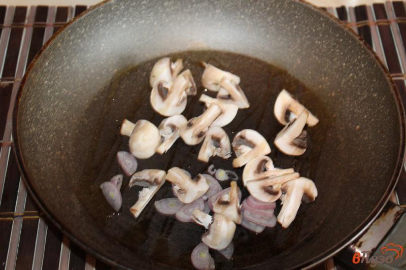 Фото приготовление рецепта: Салат « Домашний » с жареными грибами шаг №3