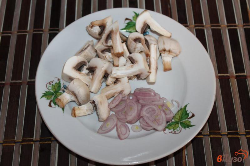 Фото приготовление рецепта: Салат « Домашний » с жареными грибами шаг №2