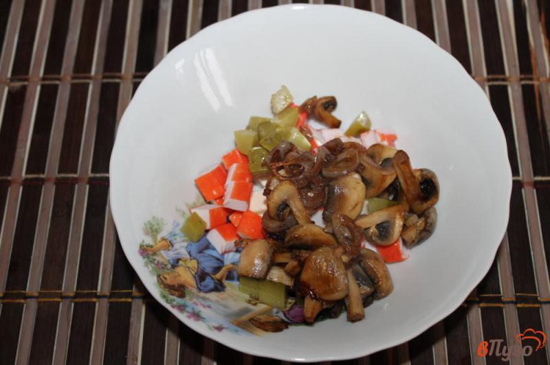 Фото приготовление рецепта: Салат « Домашний » с жареными грибами шаг №5