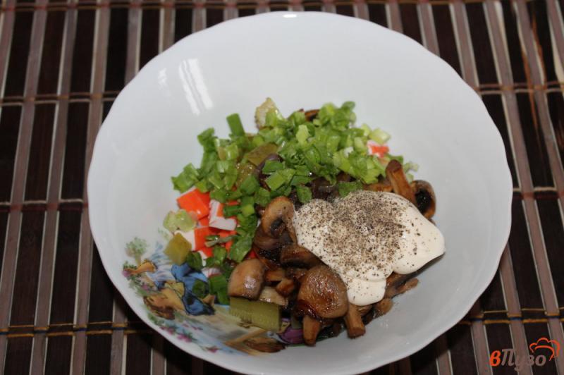 Фото приготовление рецепта: Салат « Домашний » с жареными грибами шаг №6